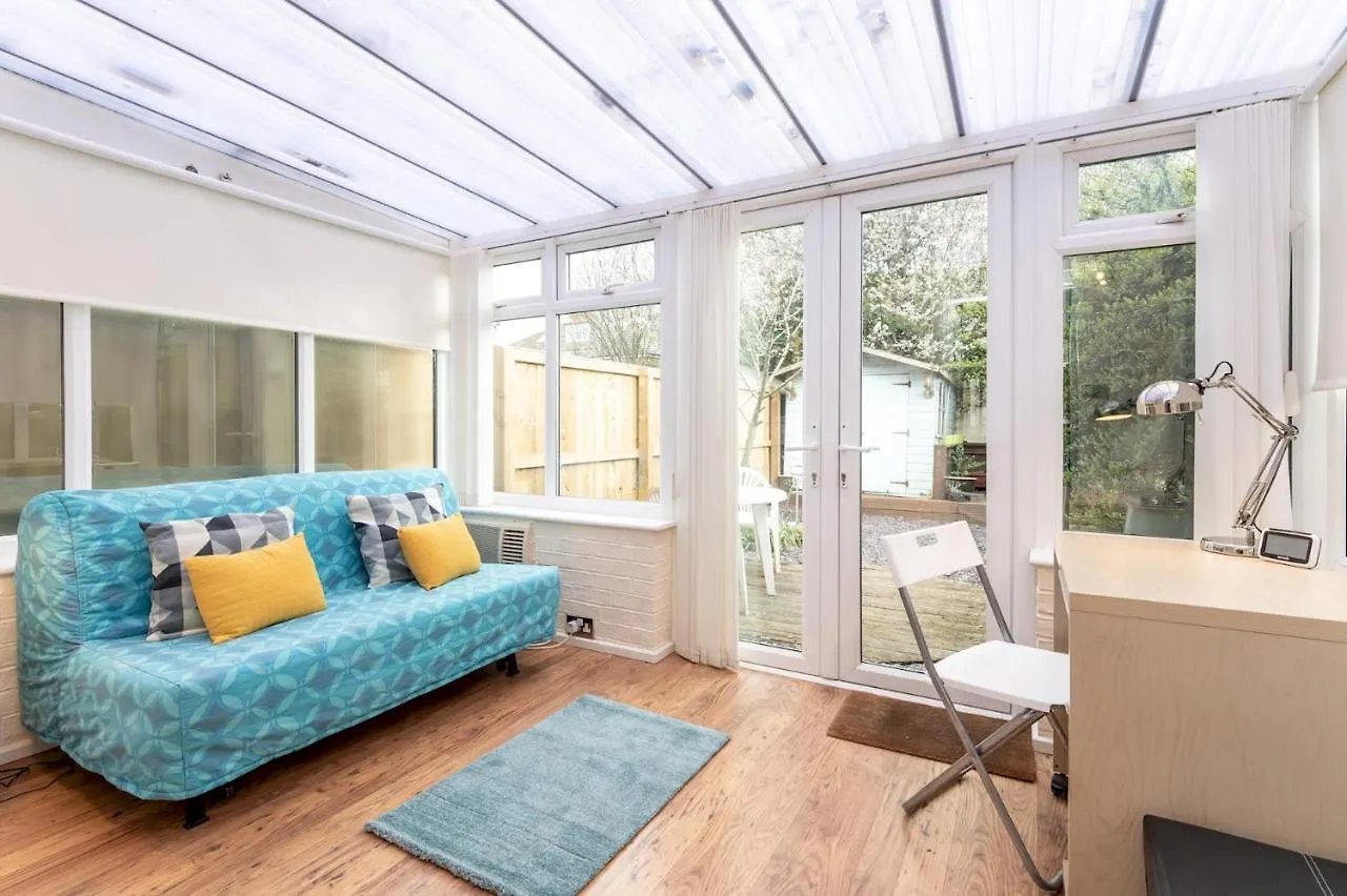 Lovely Townhouse With Parking - Pass The Keys York Holiday home