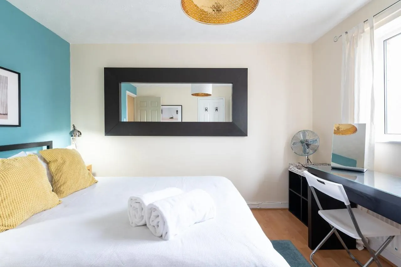 Lovely Townhouse With Parking - Pass The Keys York
