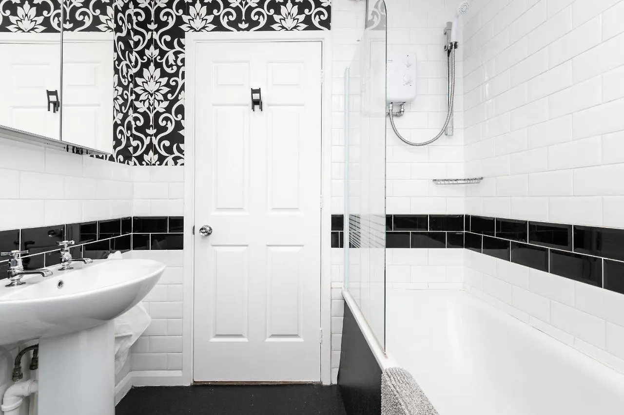 Lovely Townhouse With Parking - Pass The Keys York