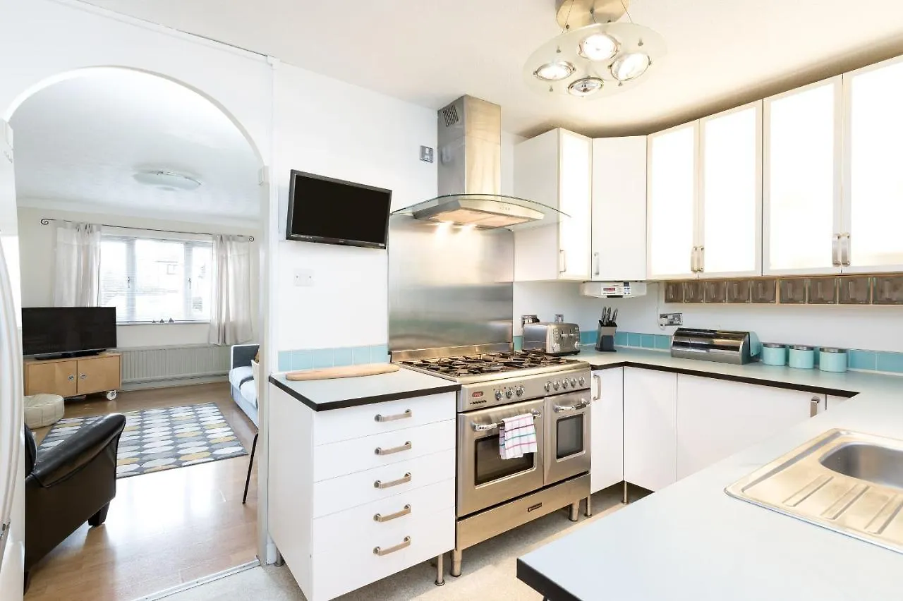 Lovely Townhouse With Parking - Pass The Keys York Holiday home