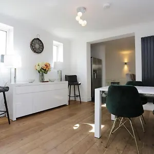 https://bournecoast-home-with-snug-games-room-garden-3114.bournemouth-hotels.org